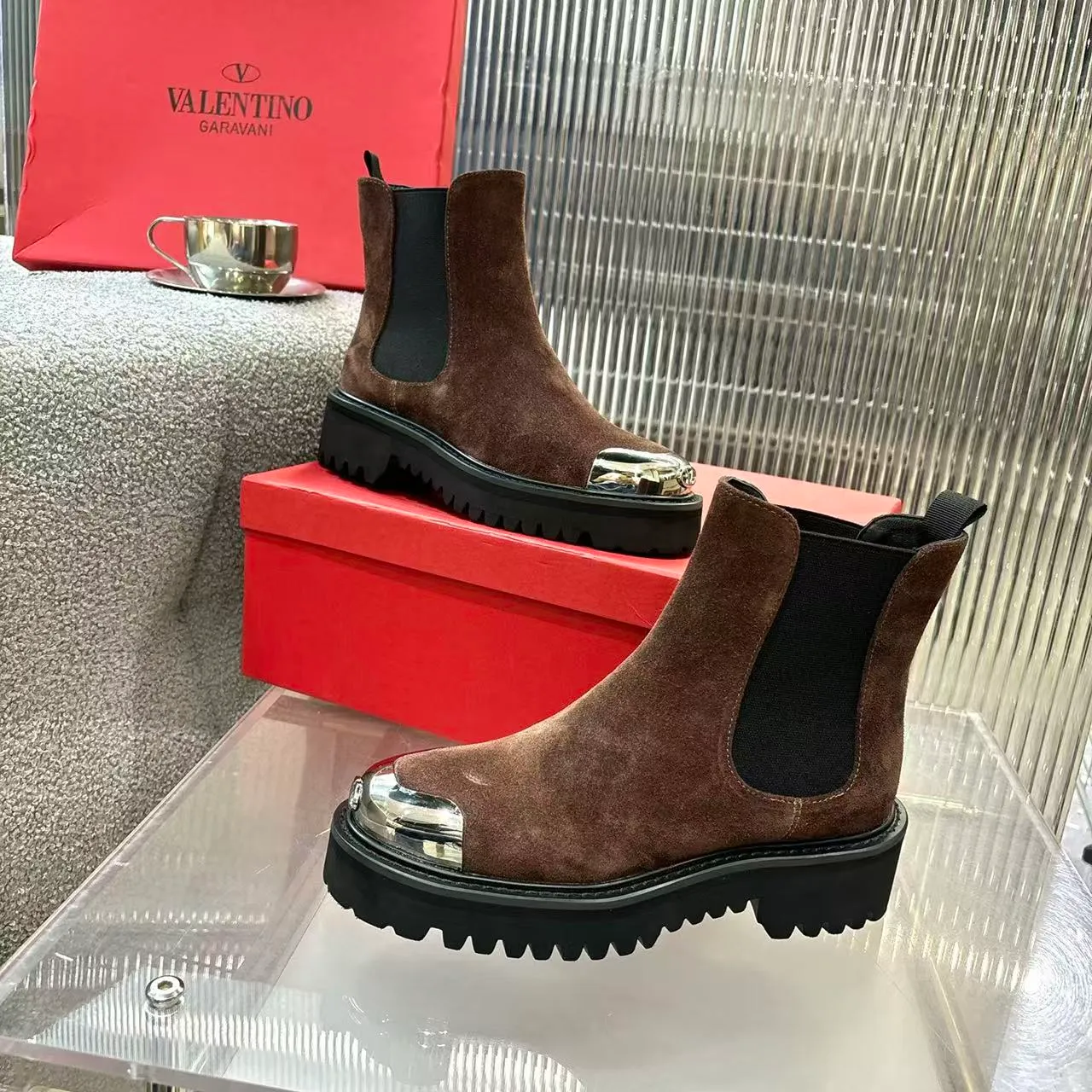 👟👟Ex-factory price 600👟👟 2026𝑉𝐴𝐿𝐸𝑁𝑇𝐼𝑁𝑂 Valentino ♡ͥ | 💫Purchase level🔍 Classic Valentino’s special textured hardware brings out a full sense of luxury After putting it on my feet, I was shocked that my feet looked slimmer! The new season lives up to expectations! Worth buying ❥The original method is absolutely sentimental ❥Elegant style creates a different feeling🙈 Simple temperament style!  ♡ show bdetails ———————————— ⊿▸: Number of yards | 35-40 (41. Customized) ⊿▸: Material | Imported calfskin ⊿▸: Lining | Sheepskin ⊿▸: Number of yards 35-40 (41. Customized)